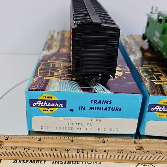 HO Athearn Ready To Run Train Box Car 50ft And Caboose W/ Boxes Vintage Set Of 2 - Picture 8 of 9